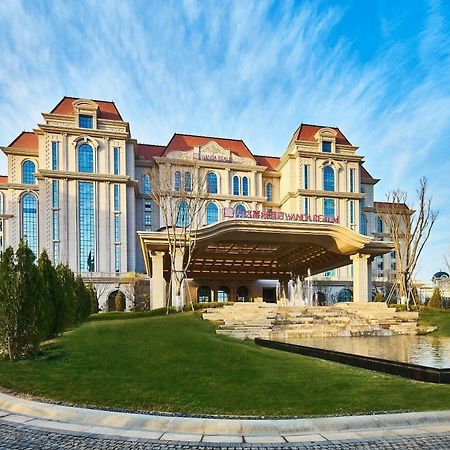 Отель Wanda Realm Qingdao Movie Metropolis Экстерьер фото