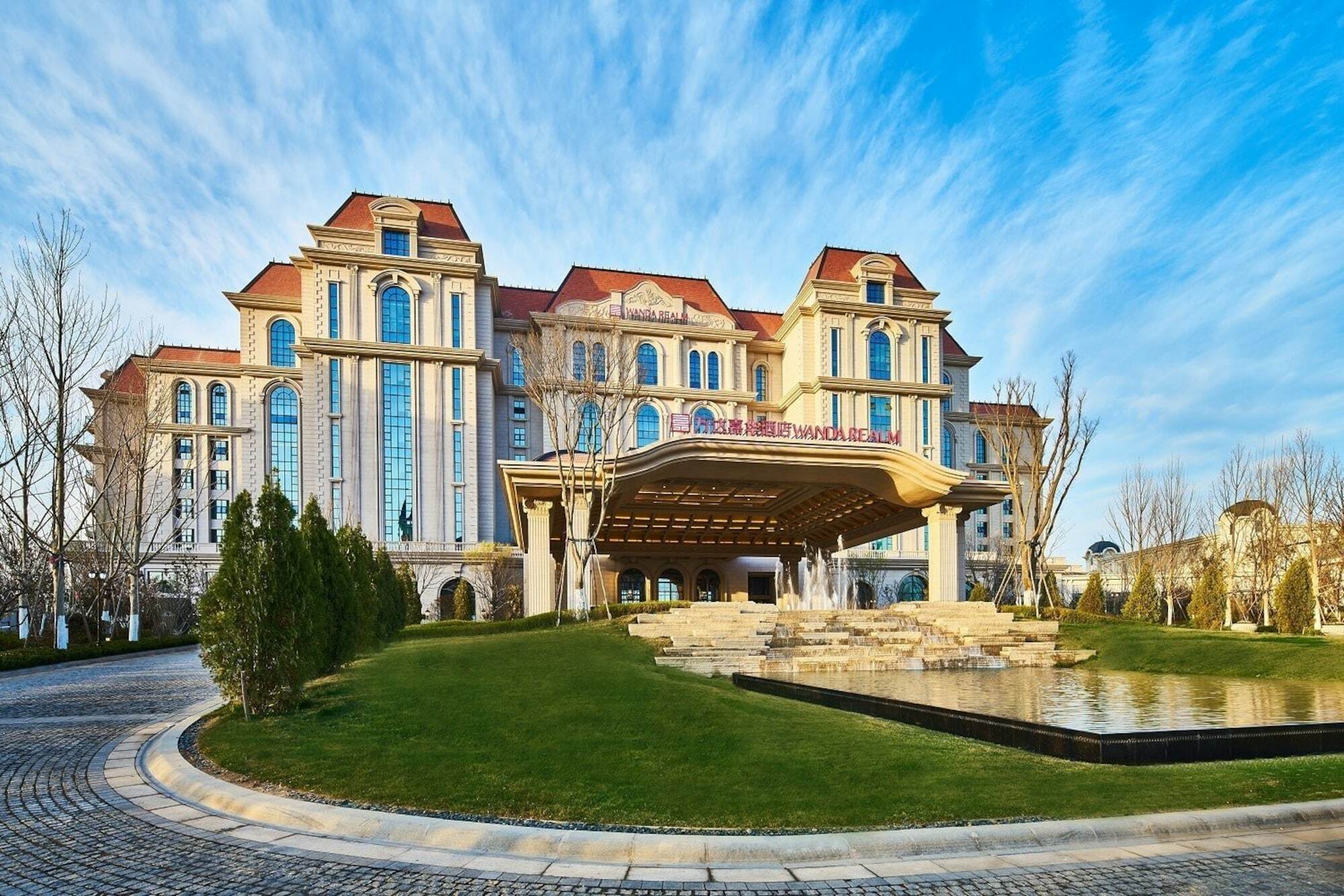Отель Wanda Realm Qingdao Movie Metropolis Экстерьер фото