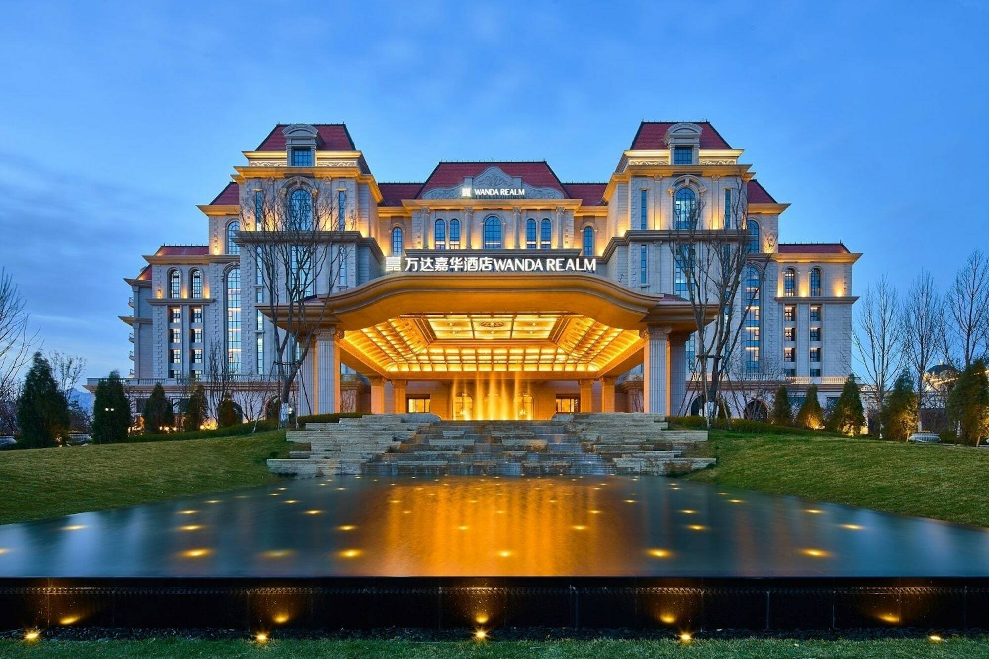 Отель Wanda Realm Qingdao Movie Metropolis Экстерьер фото
