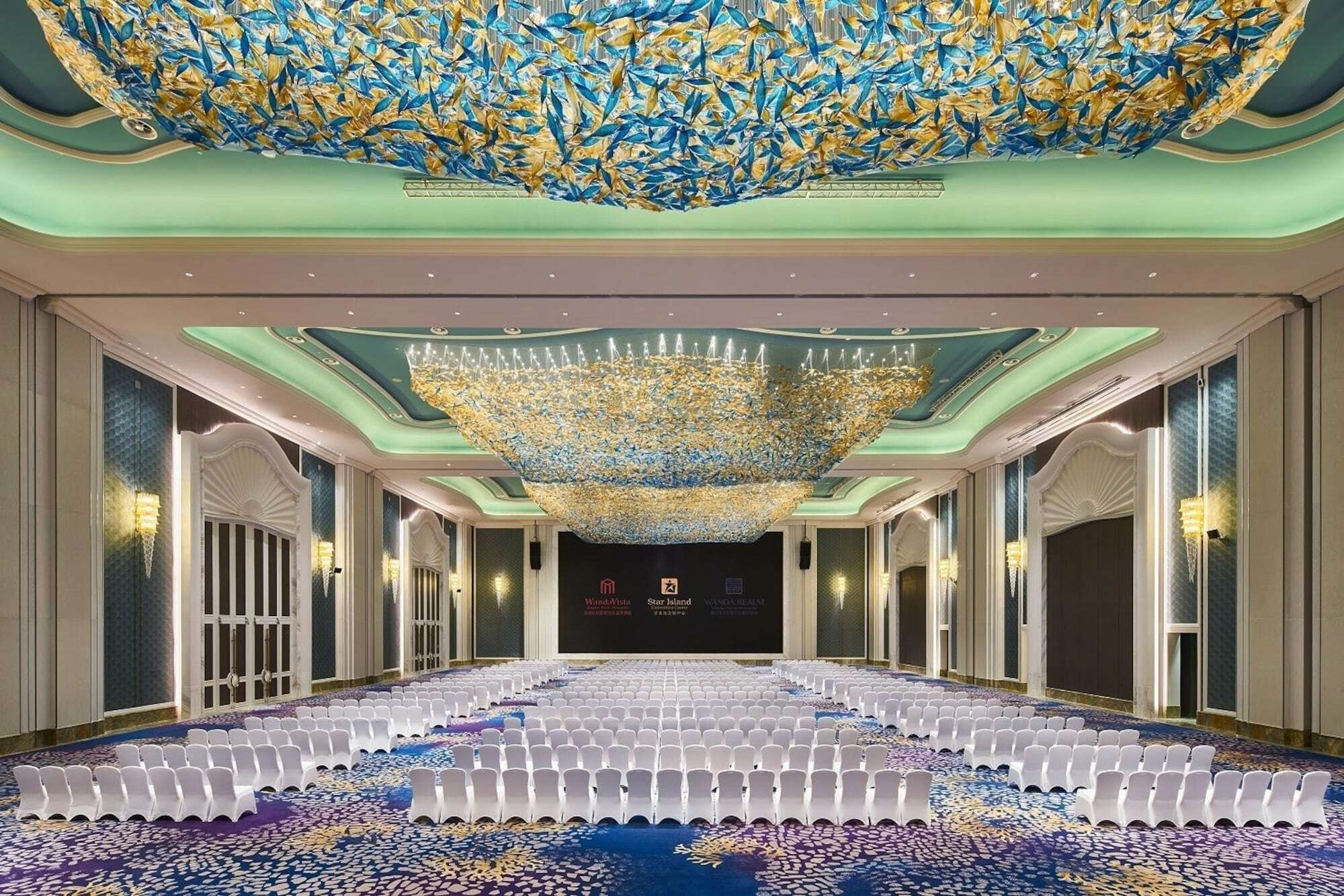 Отель Wanda Realm Qingdao Movie Metropolis Экстерьер фото