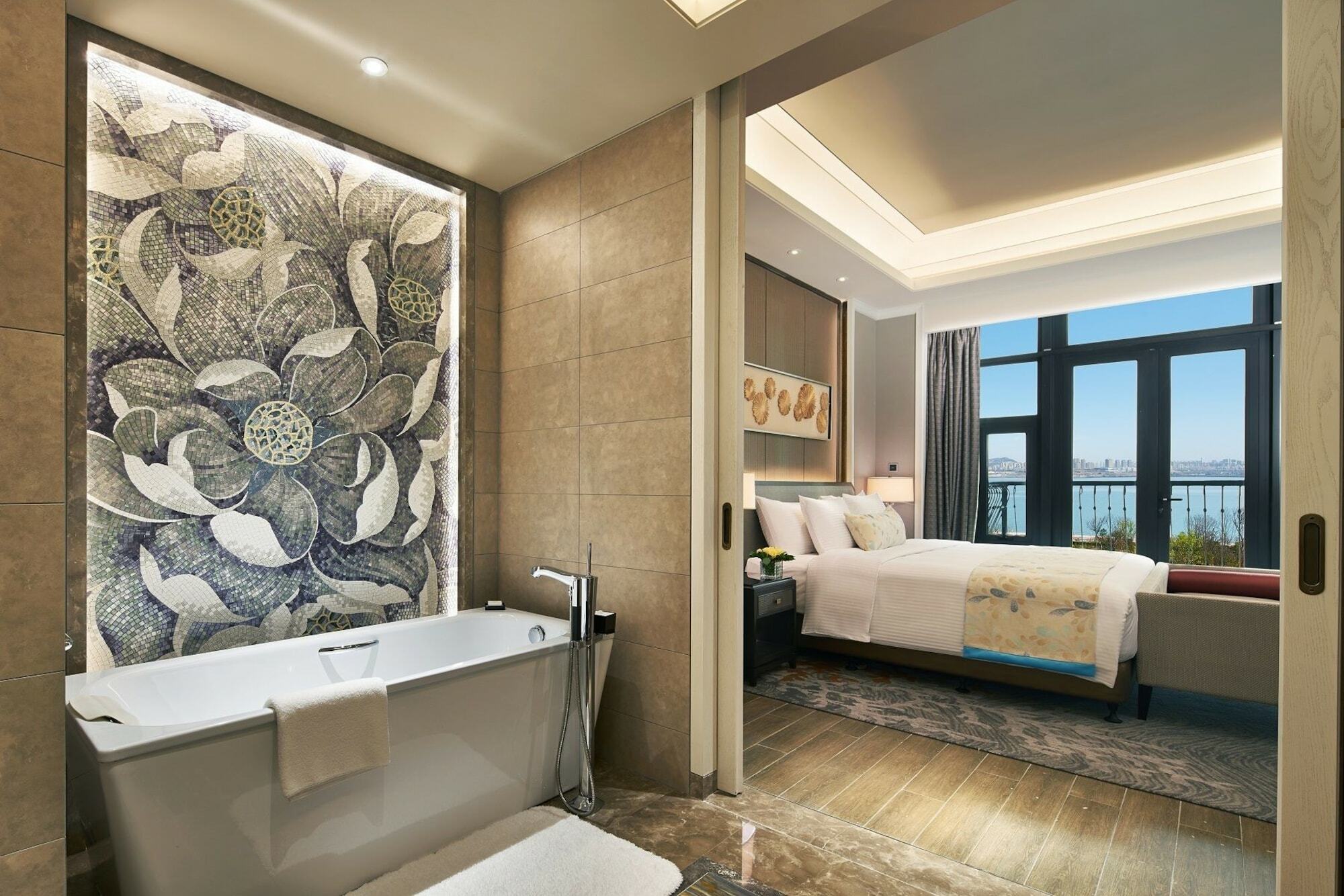 Отель Wanda Realm Qingdao Movie Metropolis Экстерьер фото